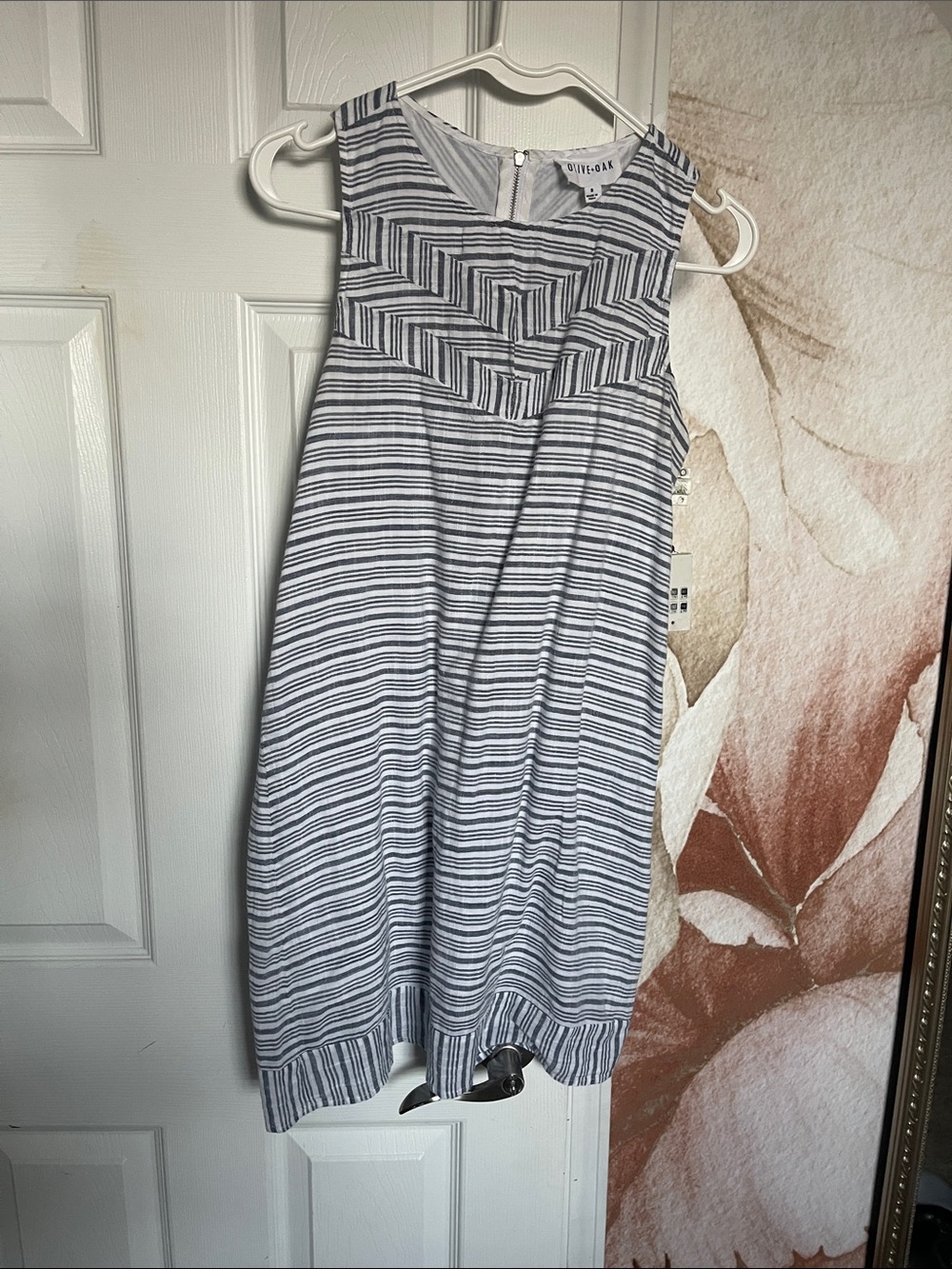 Olive & Oak Striped Sleeveless Shift Dress in White and Navy